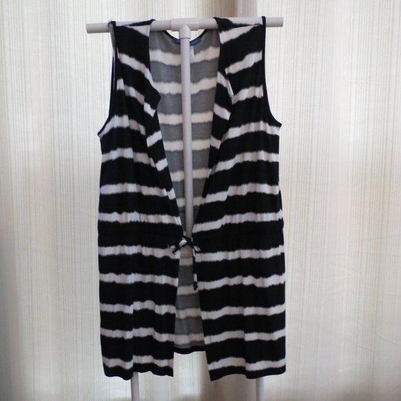 Chic Black and White Tank Top with Striking Stripes - Picture 1 of 3